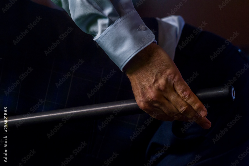 Fotografie playing snooker - man aiming the cue ball