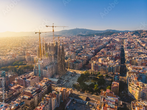BARCELONA, HISZPANIA - 2019: Panoramiczny widok z lotu ptaka katedry Sagrada Familia.