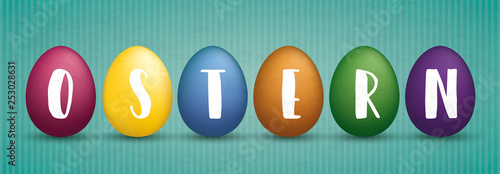 Bunte Ostereier mit den Buchstaben OSTERN