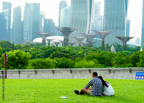 Obraz na plátně Couples sitting in the garden and looking at the garden by the bay at Marina bar