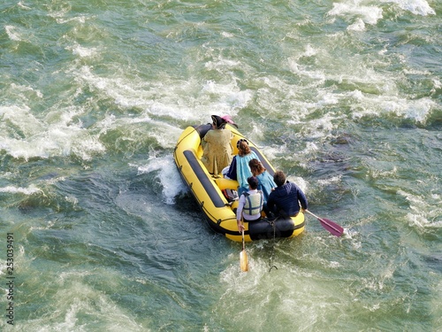 Rafting, Boot mit Insassen im reissenden Fluss