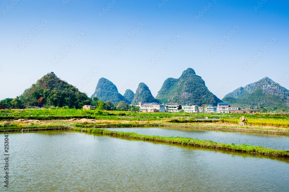 Obraz premium Countryside and mountain scenery 