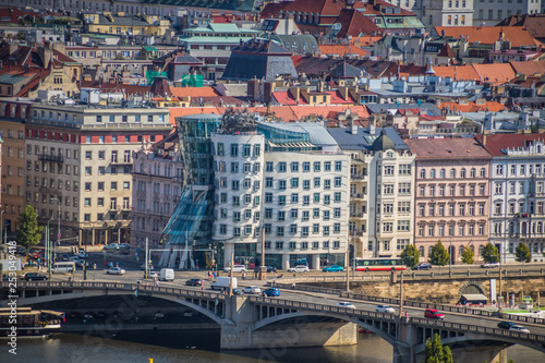 Das berühmte tanzende Haus in Prag im Sommer, Tschechische Republik photo