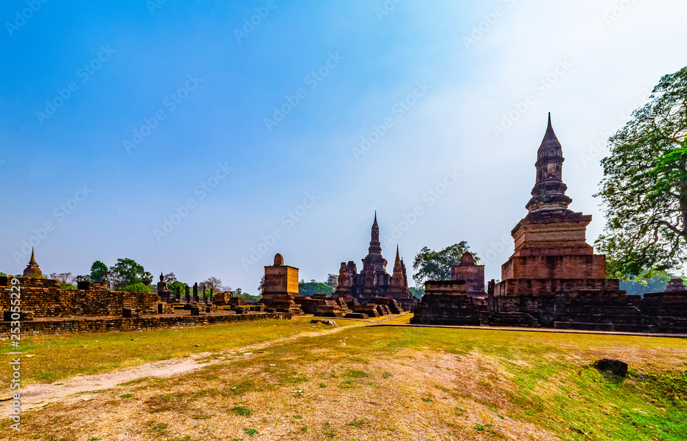 Obraz premium Sukhothai historical park and surrounding area example Wat Si Chum, Wat Traphang-Thong, Sorasak Temple in the midday and twilight