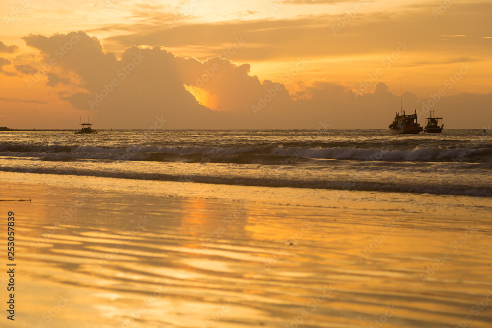 Fototapeta premium Sunset on the beach in Thailand