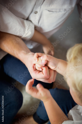 Rodzina, ręce rodziny, związek ludzie