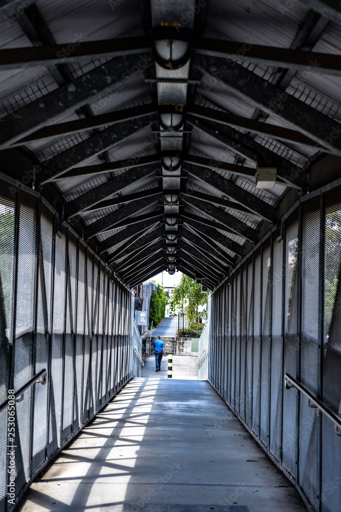 金属のトンネル