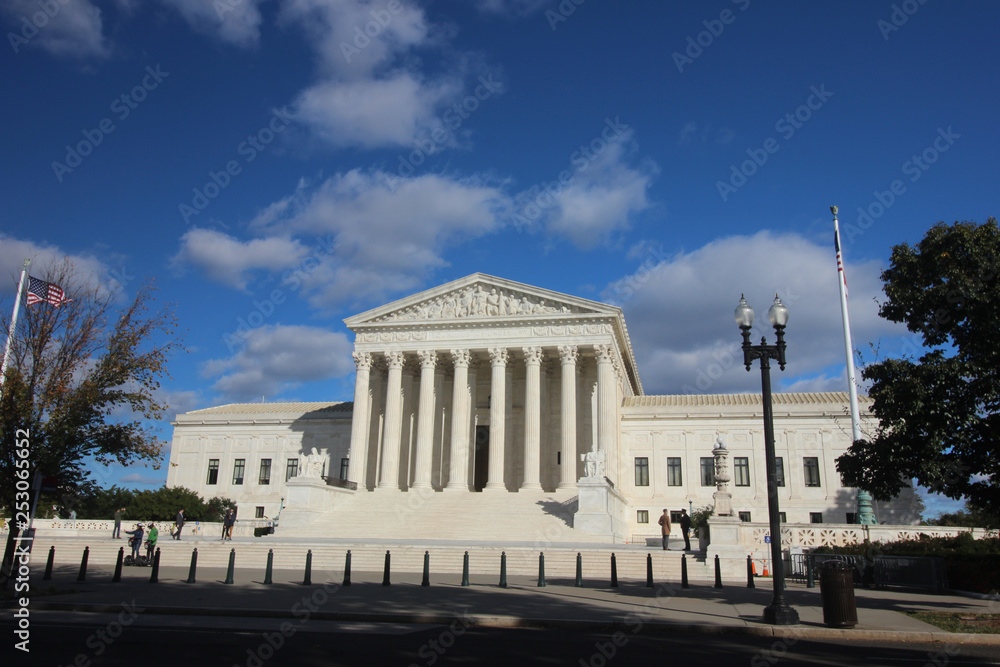 Fototapeta premium U.S. Supreme Court during a sunny day
