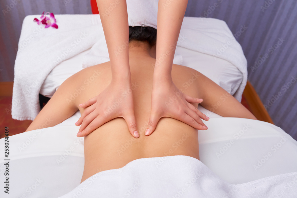 Obraz premium Woman has back massage