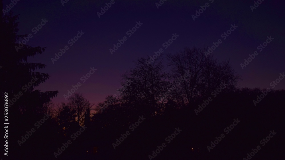 Lila Sonnenuntergang mit Silhouette Lila Sonnenuntergang mit Silhouette