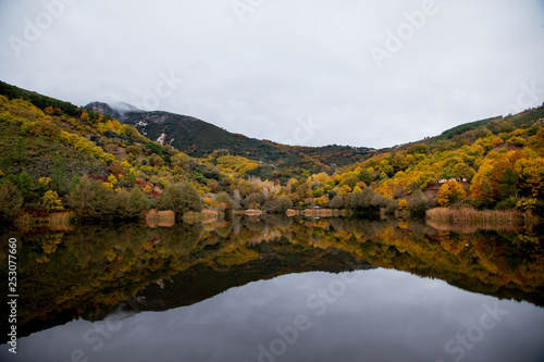 Reflejos en un lago de montaña en otoño