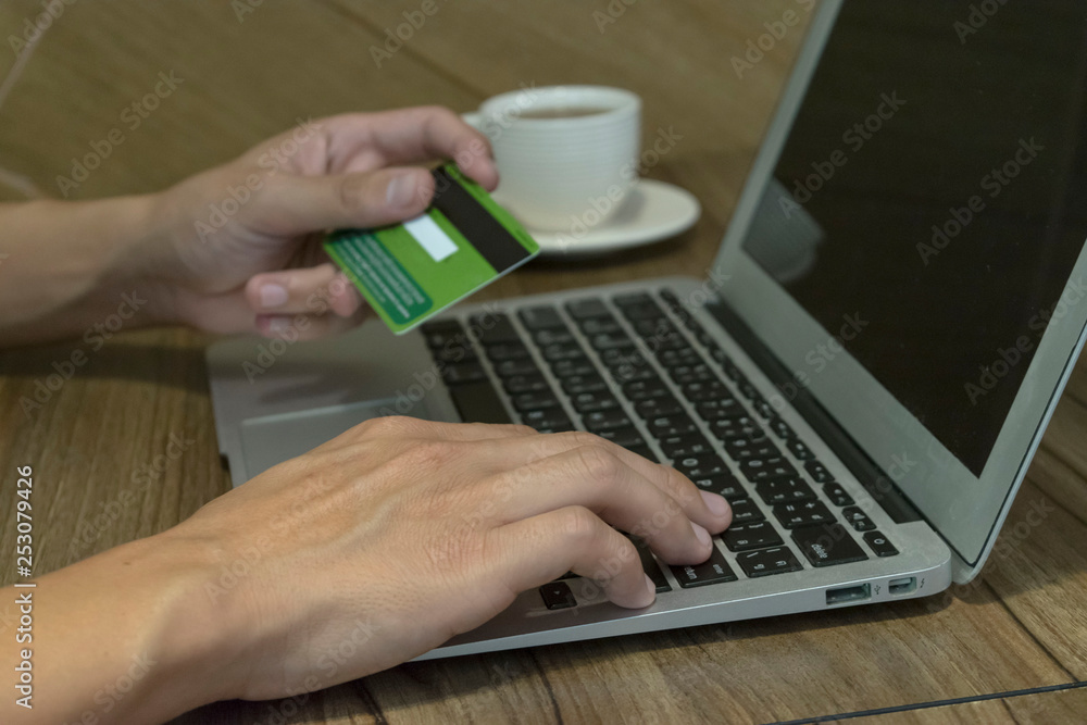 Young women are playing computers and buying products on the internet. Today is the full Internet era. Young women are playing computers and buying products on the internet. Today is the full Internet era.