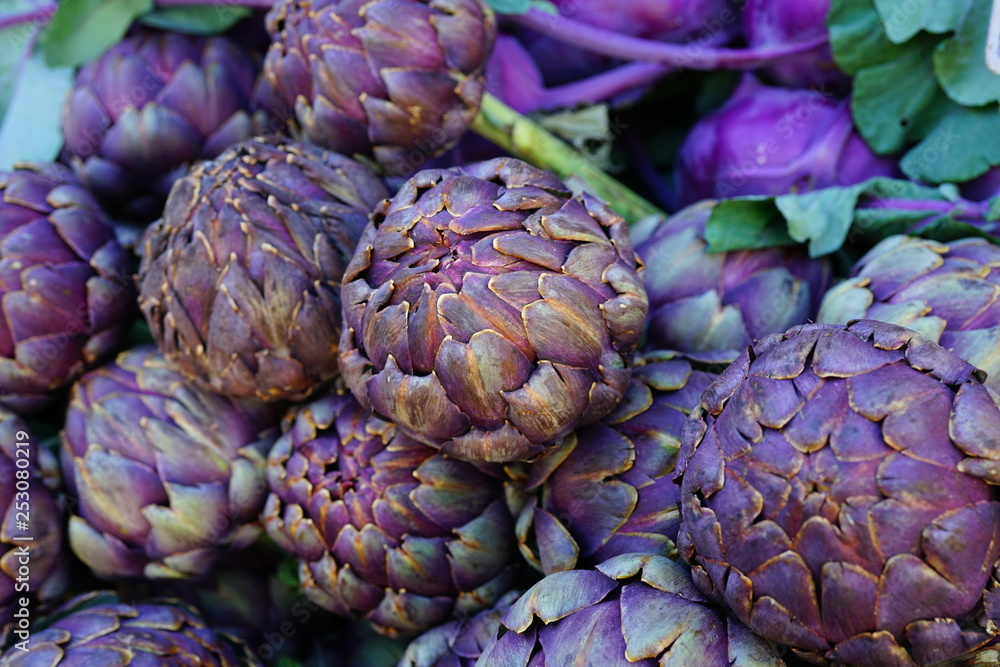 Obraz premium Crate of purple artichokes (carciofi) at a farmers market
