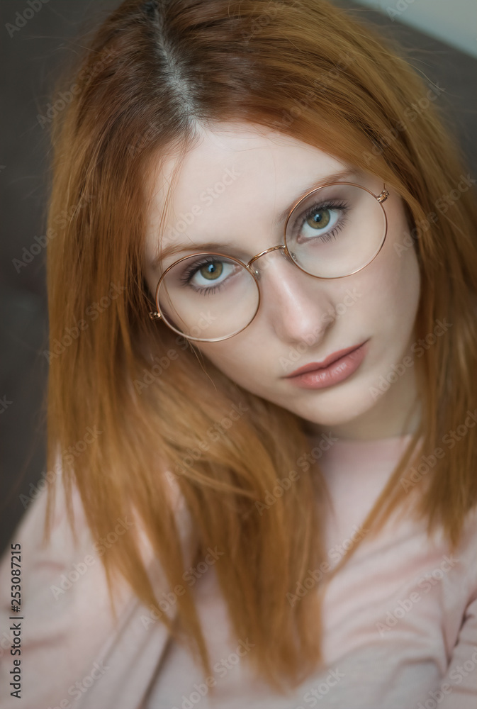 Una ragazza dai capelli rossi con gli occhiali
