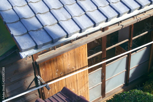 古い日本家屋 - Japanese old house with traditional tiled roof