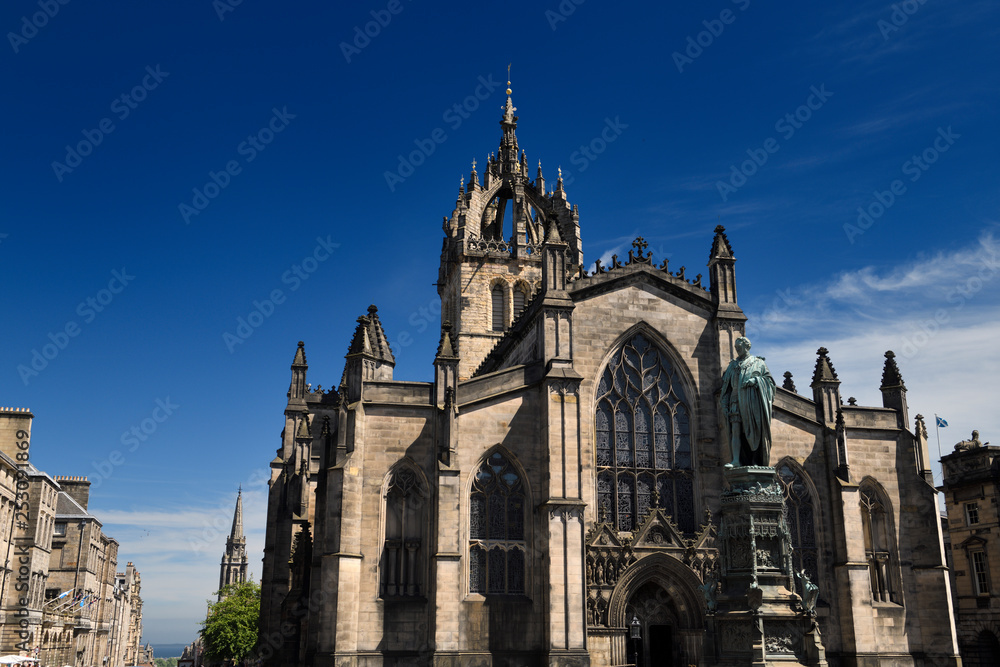 Obraz premium Statue of 5th Duke of Buccleuch and St Giles Cathedral with crown steeple in Parliament Square on the Royal Mile Edinburgh Scotland UK