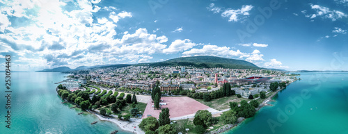Vue panoramique aérienne de la Ville de Neuchâtel en Suisse