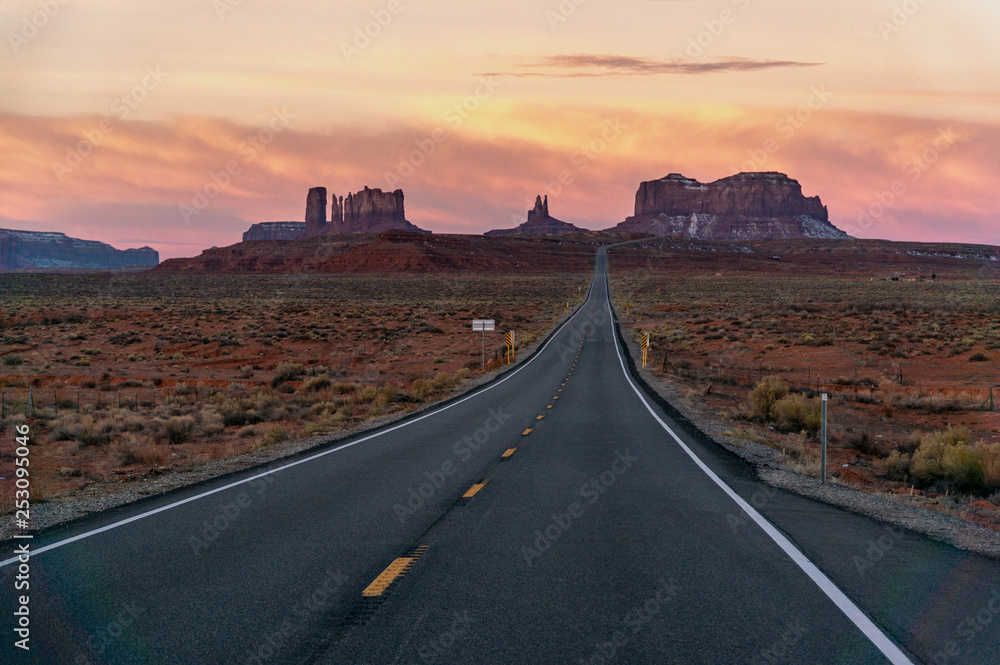 Monument Valley, Forrest Gump Road Point at Sunrise