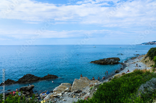 Vista dall’alto di una scogliera rocciosa, viaggi, natura e paesaggi in  Liguria