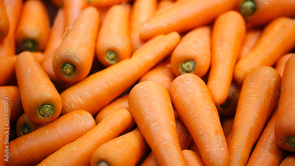 Obraz na płótnie Beautiful ripe carrot background.Carrots in the supermarket. w salonie