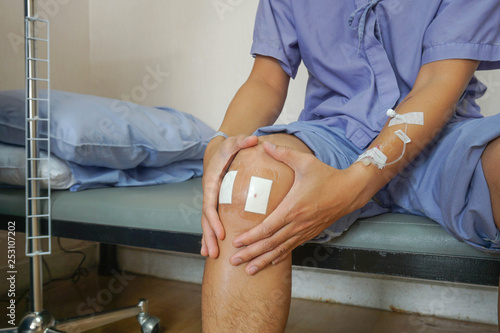 Lesion from surgery knee orthopedic pillow tear.By means of laparoscopy.