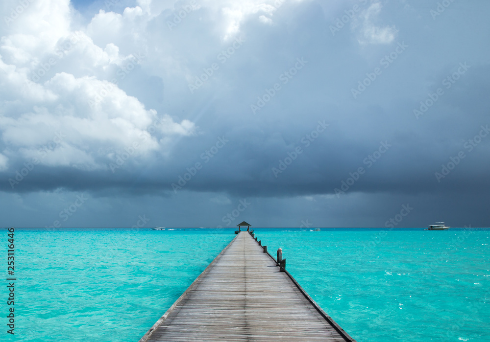 Naklejka premium Wyspa Malediwy z białą piaszczystą plażą i morzem