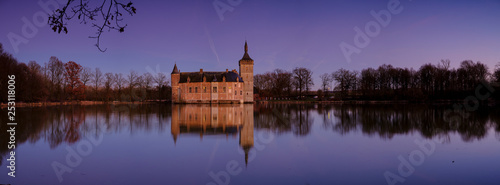 Fotografia Calm sunset and reflections Kasteel van Horst near Holsbeek, Vlaanderen, Belgium