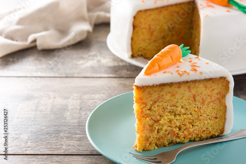 Fotografía Sweet carrot cake slice on wooden table. Copyspace