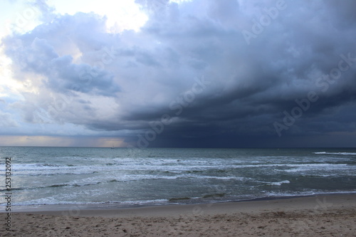 Gewitterwolken über dem Meer