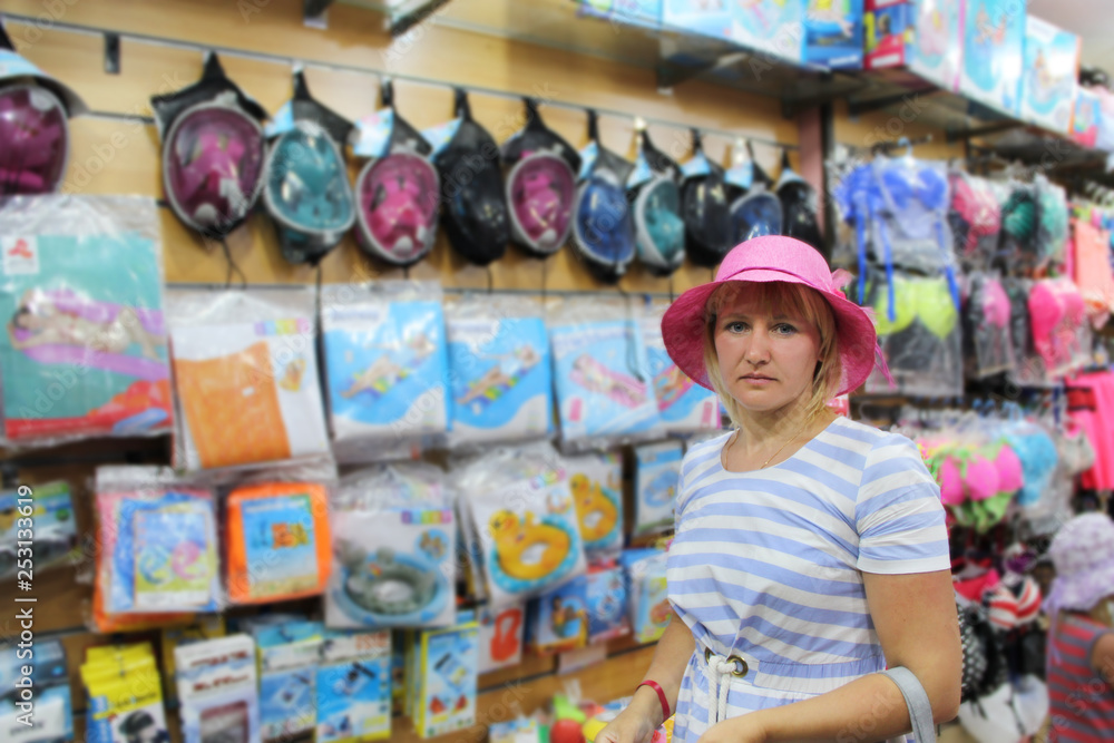 Naklejka premium Fashionable woman in pink hat enjoying shopping. Attractive girl