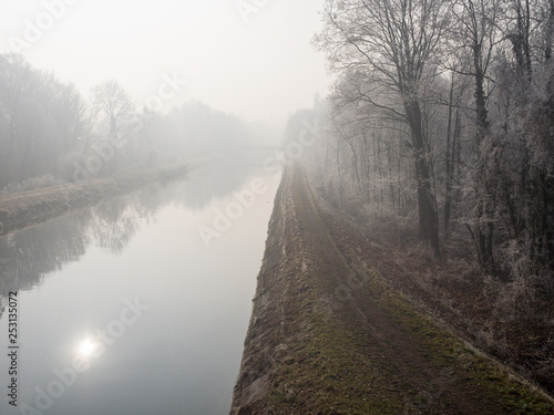 Isarkanal im Nebel in der Sonne, München, Bayern
