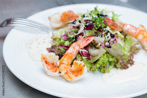 Gambas sautées et sa salade verte