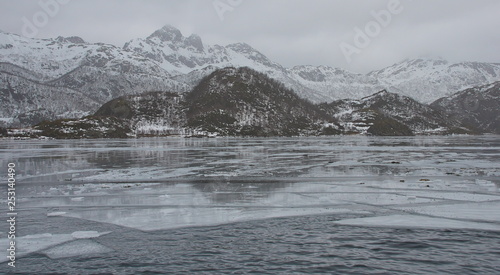 Fjord auf Vesterålen im Winter bei trübem Wetter