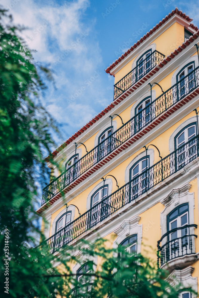 Architecture coloré d'un immeuble au Portugal