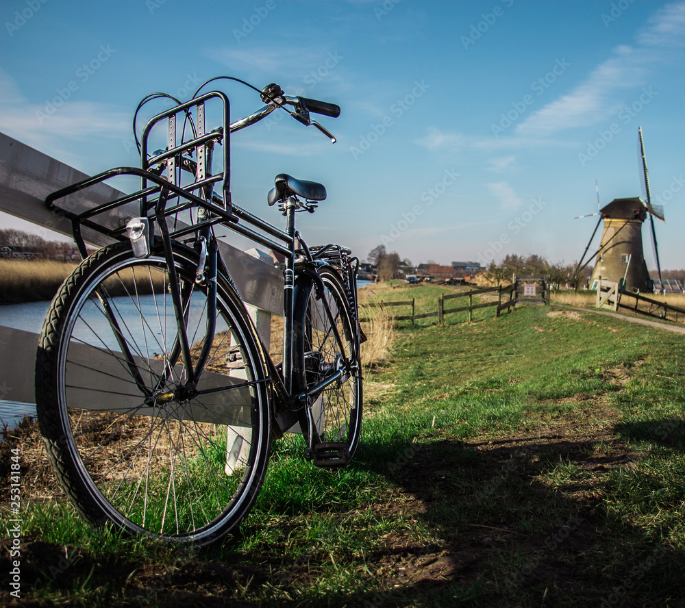 Tradition hollandaise : Vélo et Moulin à vent Tradition hollandaise : Vélo et Moulin à vent
