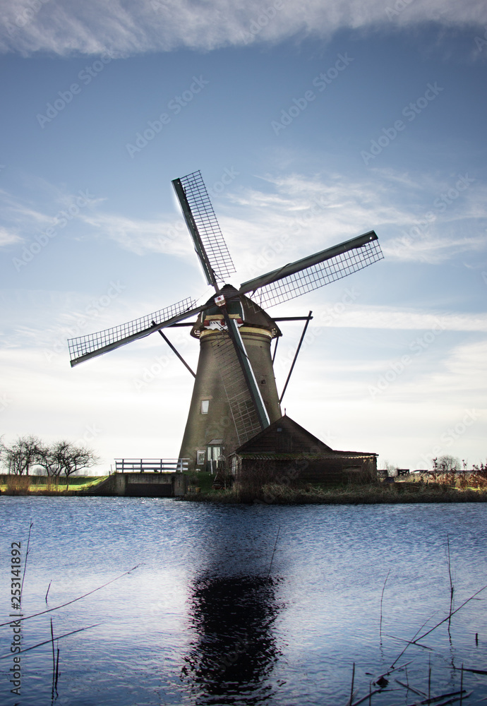 Moulins typique hollandais devant une rivière - Kinderdijk