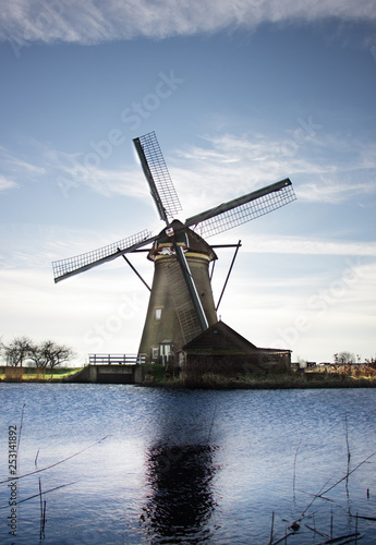 Moulins typique hollandais devant une rivière - Kinderdijk