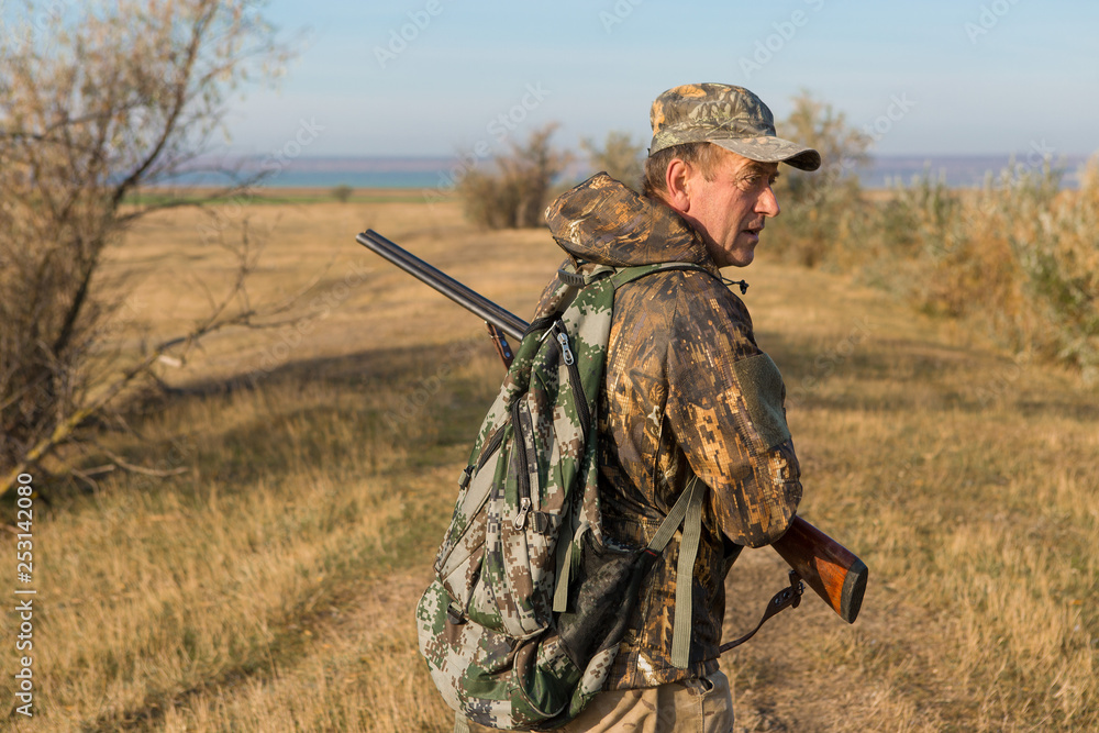Obraz premium Hunters with a german drathaar and spaniel, pigeon hunting with dogs in reflective vests