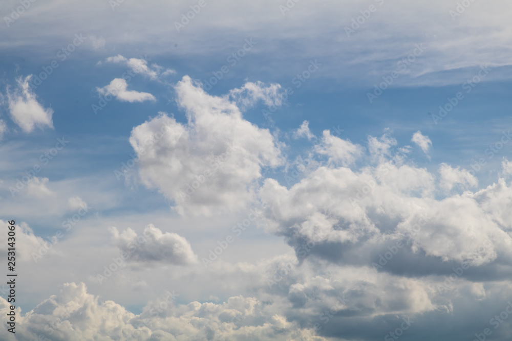 weiß-blauer Wolkenhimmel, Wolken