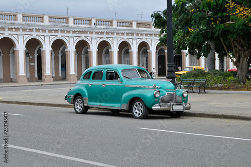 Oldtimer am Park Marti Jose, Cienfuegos, Kuba