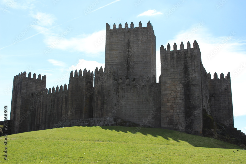 Castelo de Guimarães. Aqui nasceu Portugal