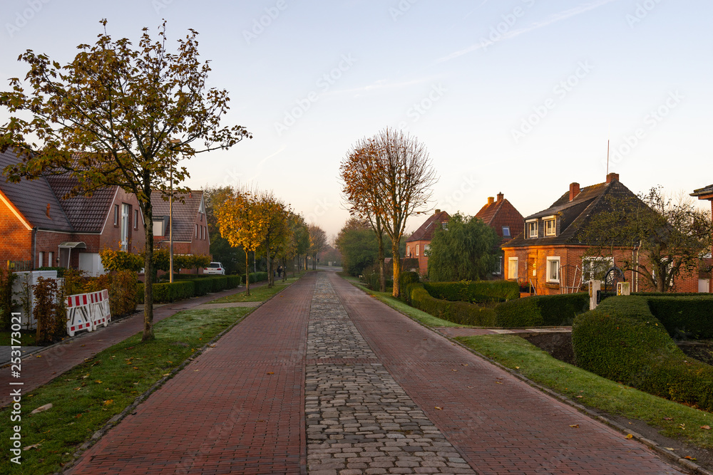 Dorfstrasse in Greetsiel Dorfstrasse in Greetsiel