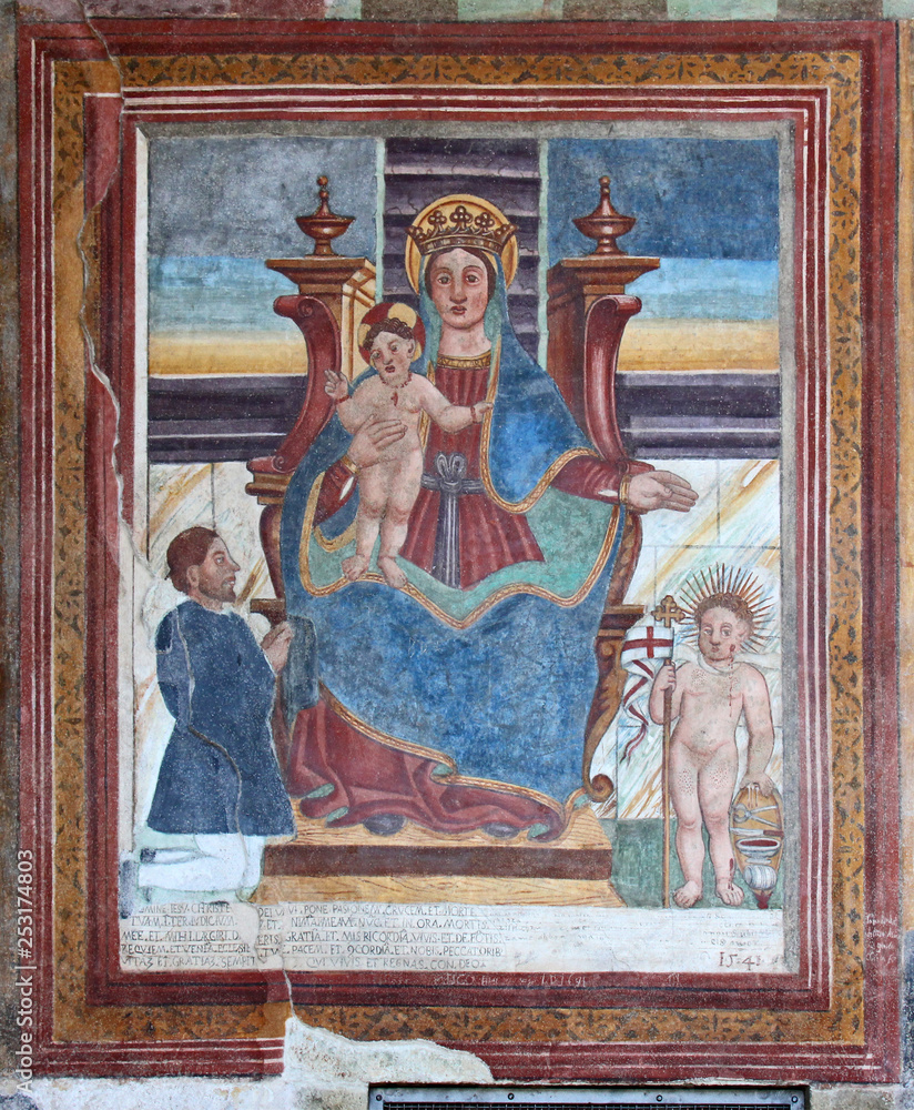 Madonna in trono; affresco sulla facciata della Cappella di San Rocco a Tesero (Trento)