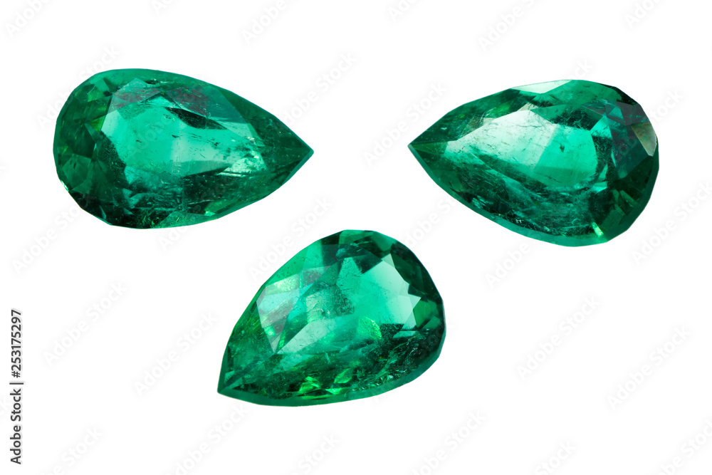 esmeraldas gigantes cristales emerald gemstone gemas piedras preciosas  diamantes verdes granate zafiro rubi Piedra preciosa esmeralda y cristal  para joya gema verde Stock-Foto | Adobe Stock