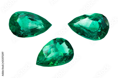 esmeraldas gigantes cristales emerald gemstone gemas piedras preciosas diamantes verdes granate zafiro rubi Piedra preciosa esmeralda y cristal para joya gema verde