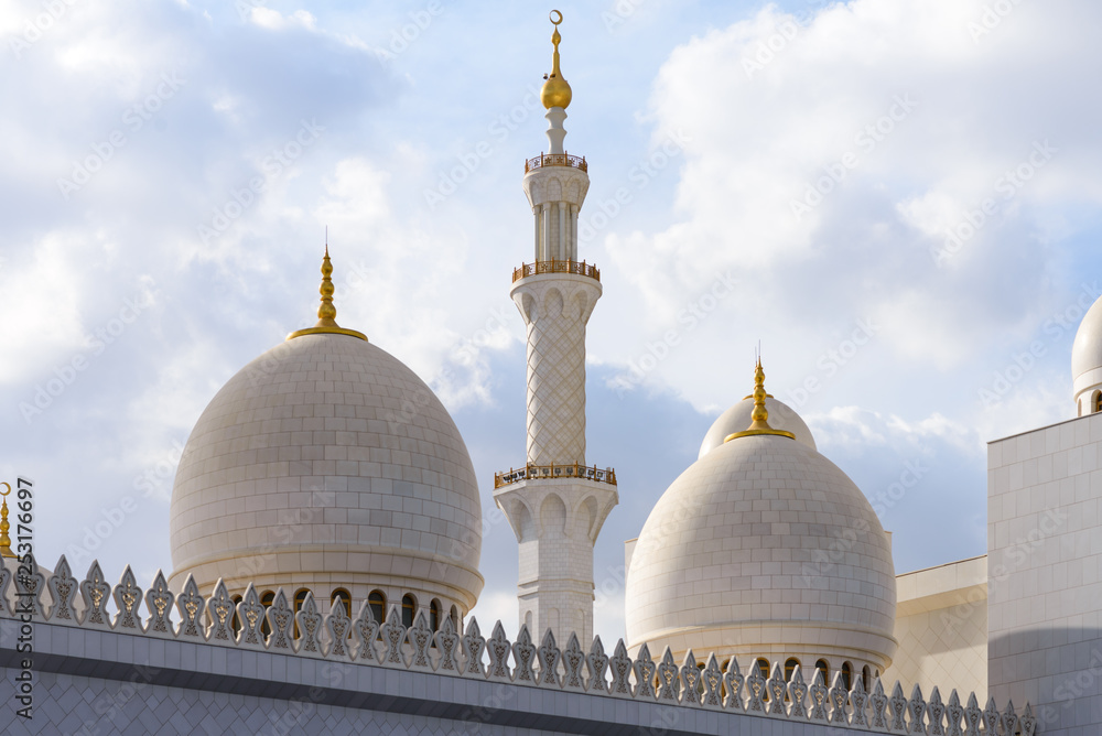 Fototapeta premium Close-up view of the roof of the white mosque of Abu Dhabi during daylight