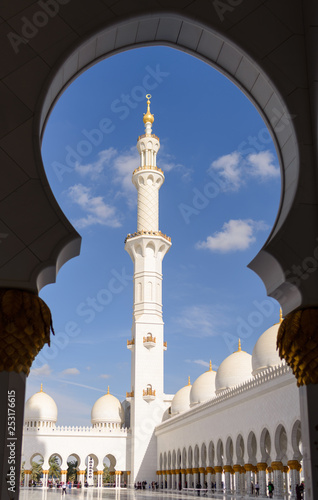 Sticker View of a tower of the white mosque of Abu Dhabi framed through an arch