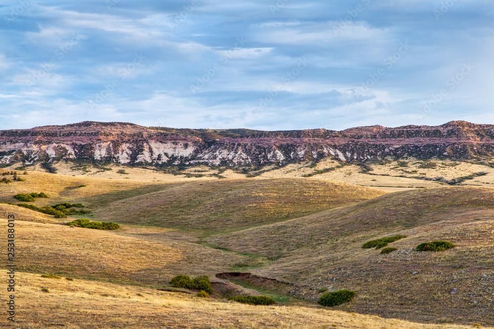 Obraz premium rolling prairie and cliff