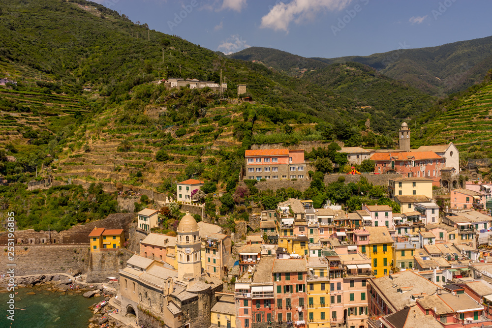 Italy, Cinque Terre, Vernazza, Vernazza, HIGH ANGLE VIEW OF TOWNSCAPE AND MOUNTAINS AGAINST SKY