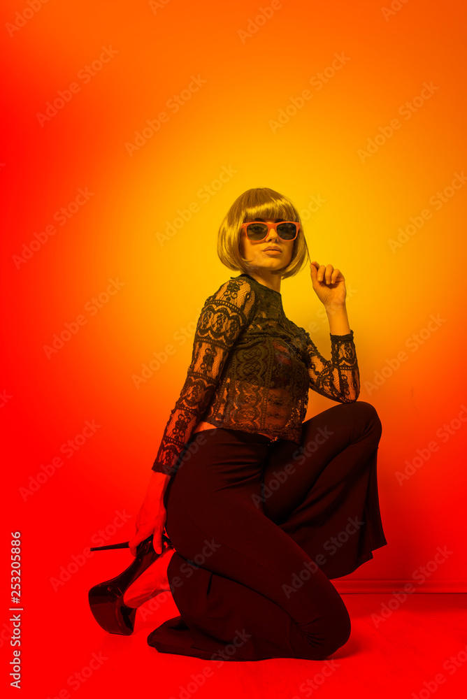 Obraz premium Girl with sunglasses